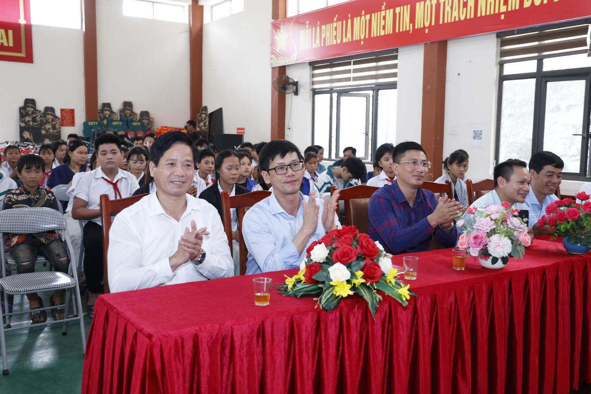 Trao tặng xe đạp, nâng bước trẻ em nghèo tới trường
