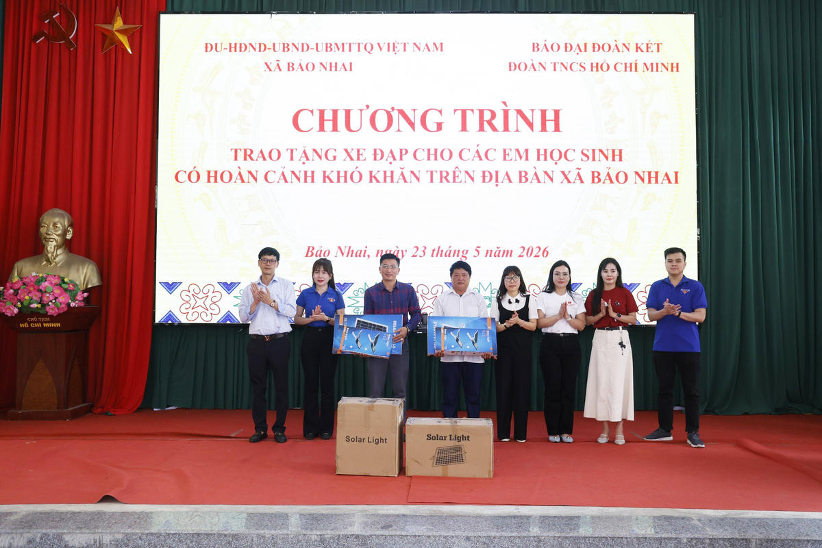 Các đại biểu trao tặng bộ bóng đèn năng lượng mặt trời cho các đơn vị. Ảnh: Quang Vinh.