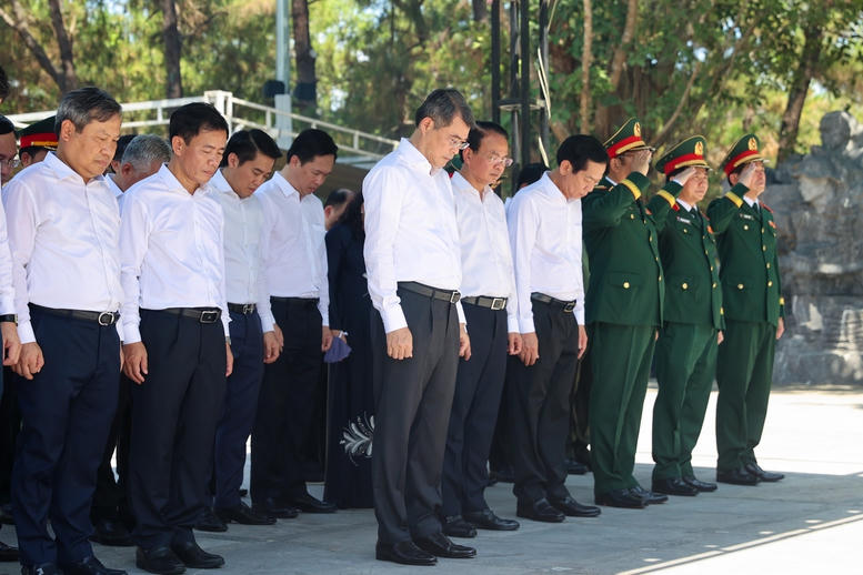 Thủ tướng Lê Minh Hưng tưởng niệm các anh hùng liệt sĩ tại các 'địa chỉ đỏ' ở Quảng Trị- Ảnh 4.