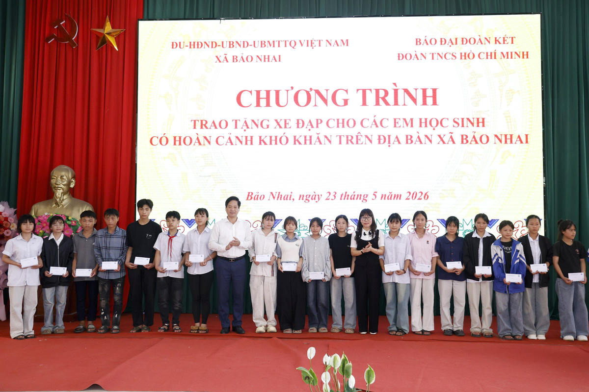 Đại diện lãnh đạo tỉnh Lào Cai và xã Bảo Nhai tặng quà&nbsp;cho các em học sinh có hoàn cảnh khó khăn. Ảnh: Quang Vinh.