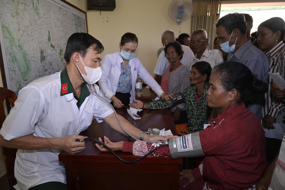 Y, bác sĩ bệnh xá Bộ CHQS tỉnh An Giang và Bệnh viện đa khoa Kiên Giang khám bệnh cho bà con nhân dân huyện Kirivong, tỉnh Takeo, Vương quốc Campuchia. Ảnh: Phương Vũ