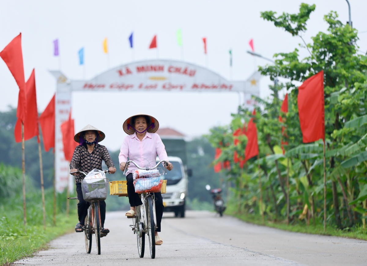 Diện mạo nông thôn xã Minh Châu (Hà Nội) ngày càng khởi sắc, đời sống vật chất và tinh thần của người dân được nâng lên.