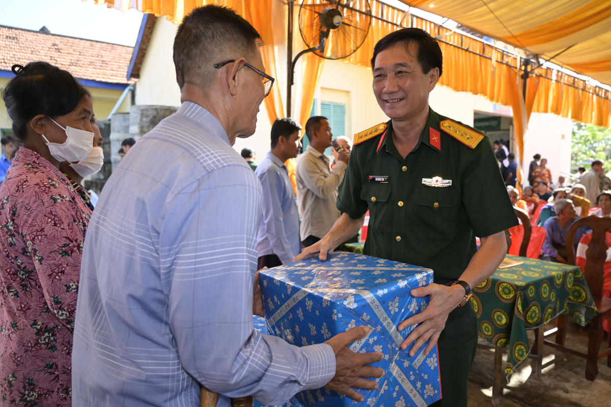 Đại tá Cao Minh Tâm - Phó Chính ủy Bộ CHQS tỉnh An Giang tặng quà cho&nbsp;người dân tỉnh Takeo, Vương quốc Campuchia. Ảnh: Phương Vũ