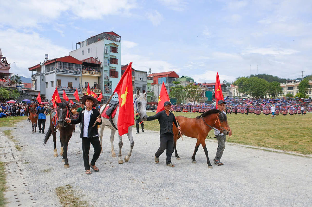 Vòng chung kết có 32 nài ngựa tranh tài ở quãng đường đua dài 1.500 m. Các nài ngựa liên tục tăng tốc, bám đuổi quyết liệt. Ảnh: Tuấn Vũ.
