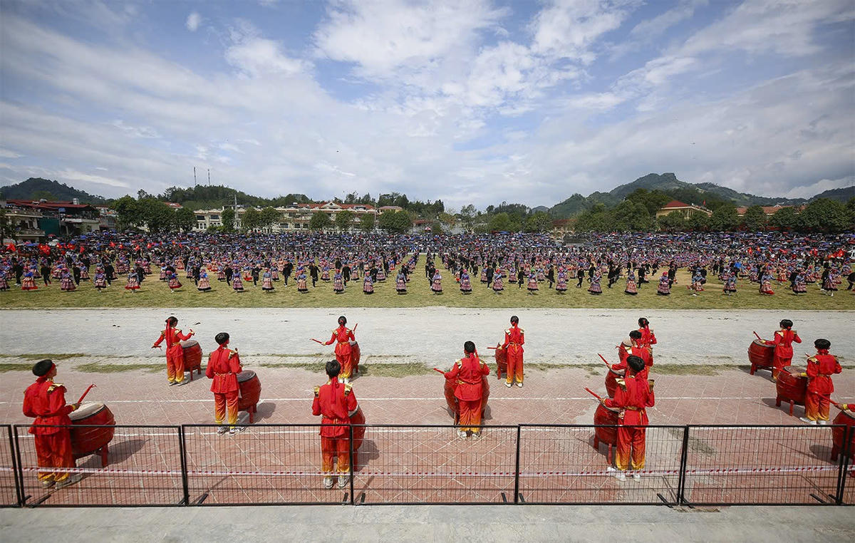 Cùng ngày, tại sân vận động trung tâm xã Bắc Hà, màn đồng diễn múa Sênh tiền với sự tham gia của 1.000 học sinh cũng tạo điểm nhấn ấn tượng trong khuôn khổ Festival. Ảnh: Tuấn Vũ.