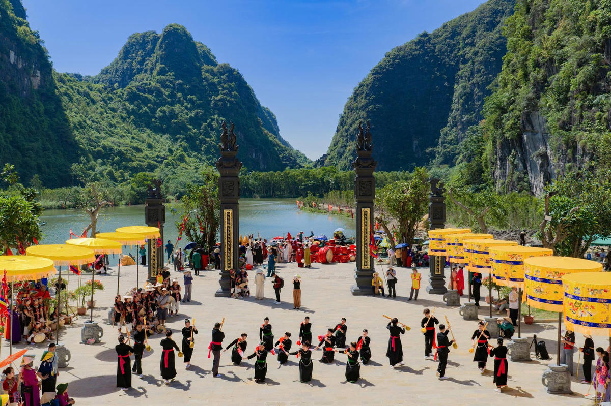 Tam Cốc rực rỡ sắc vàng mùa lễ hội 2026