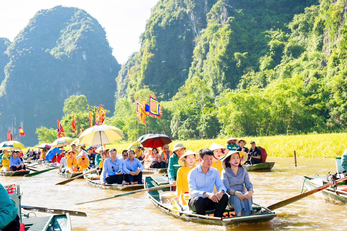 Phó Chủ tịch Quốc hội Nguyễn Thị Thanh, Bí thư Tỉnh uỷ Ninh Bình... dự lễ khai hội. Ảnh: Ngọc Linh