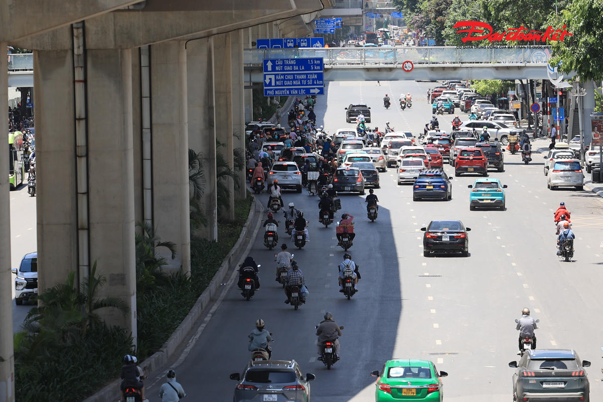 Hà Nội đỏ lửa dưới nắng gắt, người dân kín mít vật lộn giữa đường phố bỏng rát