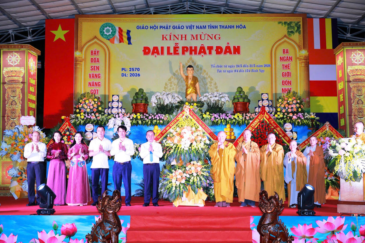Bí thư Tỉnh ủy Lê Đức Thái cùng các lãnh đạo tỉnh Thanh Hóa đã trao lẵng hoa chúc mừng Đại lễ Phật đản Phật lịch 2570 tới Ban Trị sự Giáo hội Phật giáo Việt Nam tỉnh Thanh Hóa. Ảnh: Nguyễn Chung.