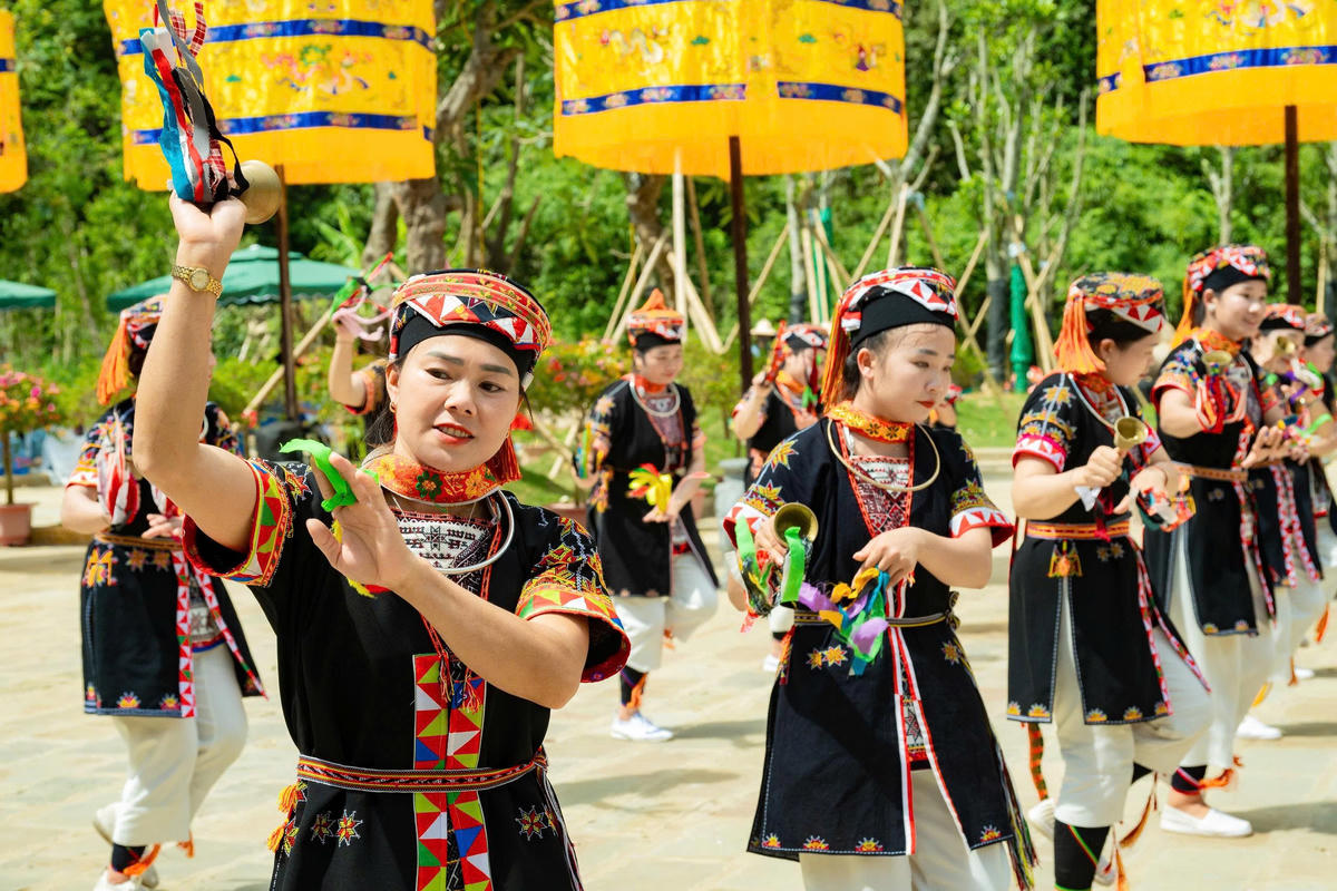 Cùng nhiều tiết mục hát múa của các đồng bào dân tộc Mường, Thái… xuyên suốt lễ hội. Ảnh: Đình Minh
