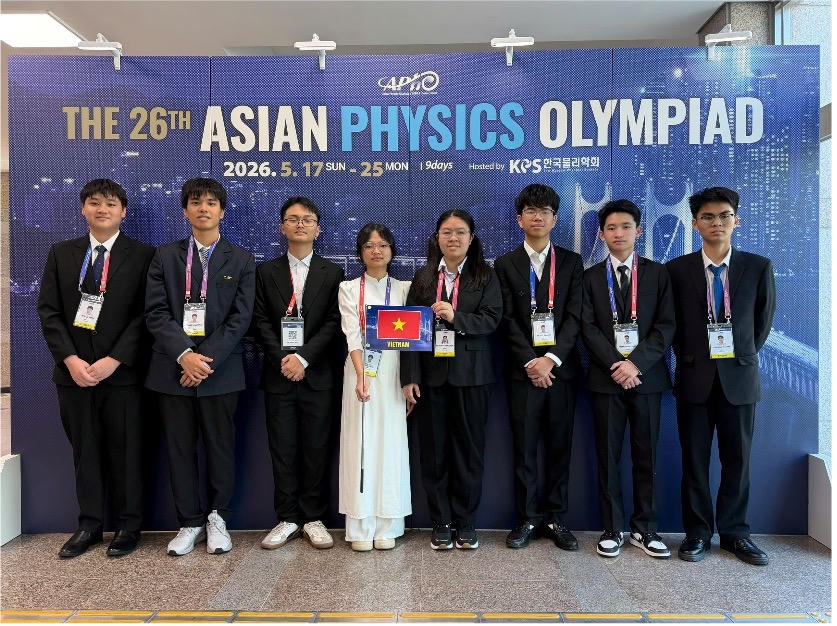 Từ trái sáng phải: Em Tạ Ngọc Minh, em Nguyễn Nhật Minh, em Bùi Anh Tú, em Nguyễn Thị Bích Ngọc, em Vũ Nguyên Nguyên, em Lê Duy Khánh, em Phan Tuấn Dũng và em Mai Văn Khánh. Ảnh: Bộ GDĐT
