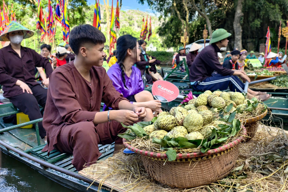Cùng với đó là đại lễ rước nông sản, sản vật nông nghiệp đặc trưng của 34 tỉnh, thành trên cả nước với chủ đề 'Tri ân Đức Thần Nông'.