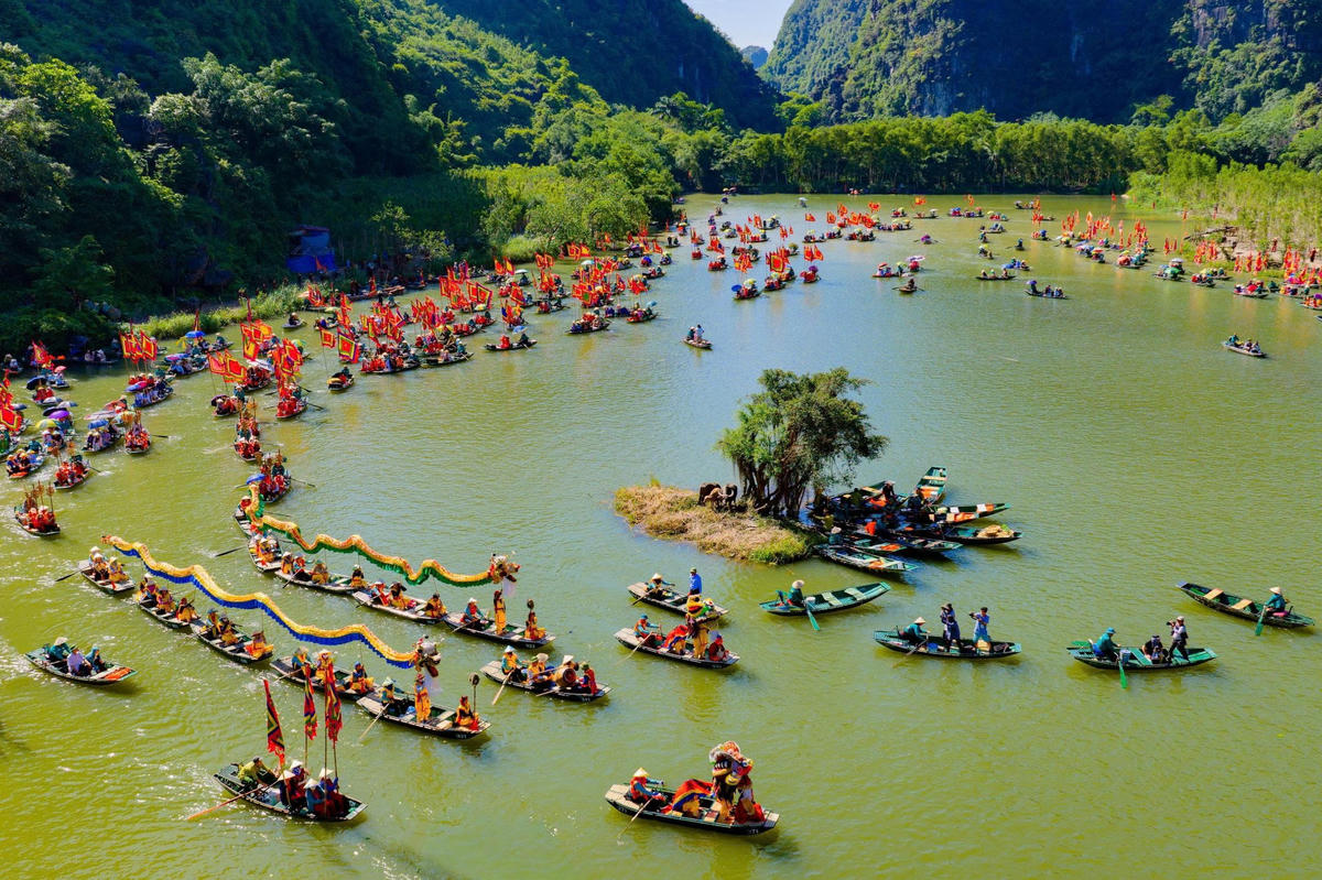 Năm nay, lễ hội diễn ra rực rỡ sắc màu với nghi lễ rước rồng trên sông Ngô Đồng từ bến thuyền Tam Cốc đến đền Thần Nông. Ảnh: Đình Minh