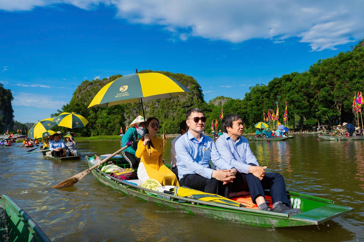 Tại lễ hội, du khách được chiêm ngưỡng cánh đồng lúa dọc sông Ngô Đồng, một trong những cánh đồng lúa đẹp nhất Việt Nam. Ảnh: Ngọc Linh