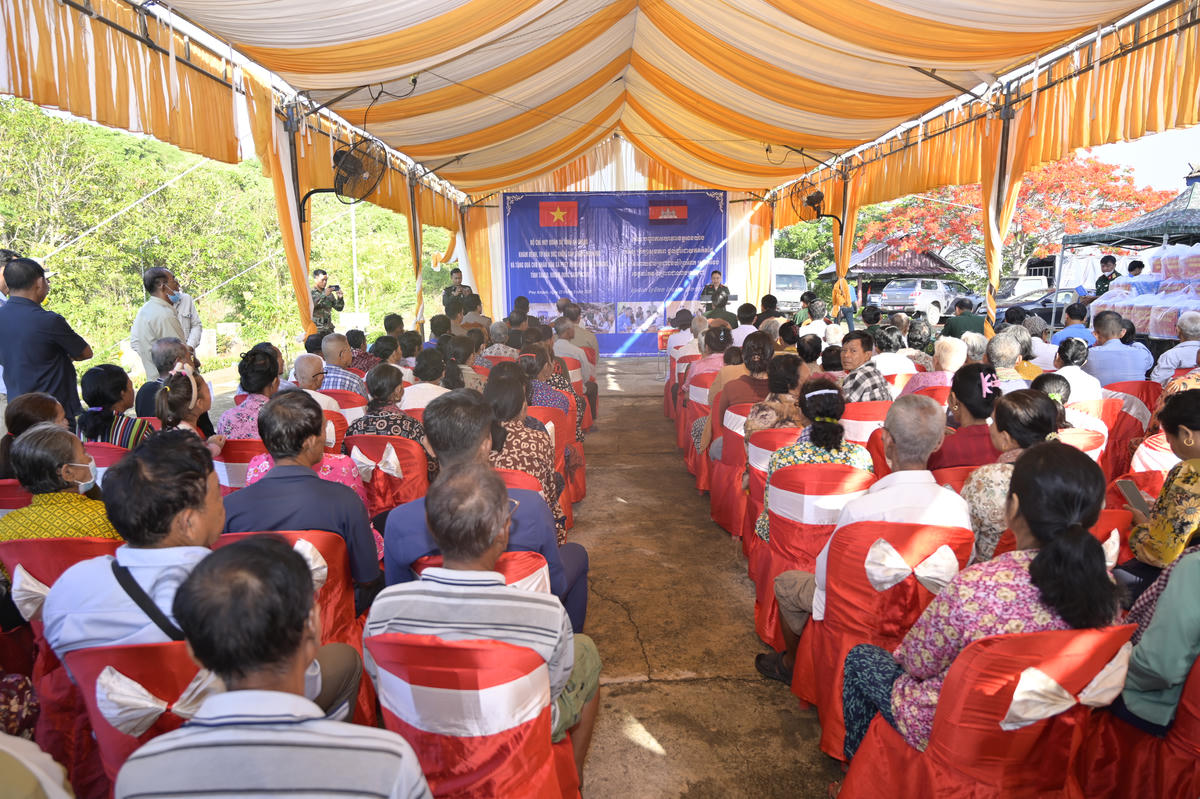 Quang cảnh buổi trao tặng quà, khám bệnh và cấp thuốc miễn phí tại tỉnh Takeo, Vương quốc Campuchia. Ảnh: Phương Vũ