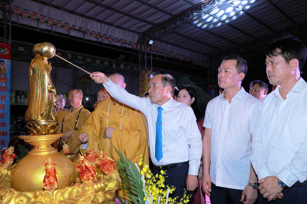 Bí thư Tỉnh ủy Lê Đức Thái, đoàn lãnh đạo tỉnh cùng chư tôn đức giáo phẩm, tăng, ni và đồng bào Phật tử đã thực hiện nghi lễ tắm Phật cầu cho quốc thái dân an, Nhân dân an lạc, hạnh phúc. Ảnh: Nguyễn Chung.