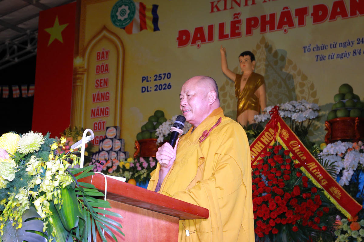 Thượng tọa Thích Tâm Định, Ủy viên Hội đồng Trị sự, Trưởng ban Trị sự Giáo hội Phật giáo Việt Nam tỉnh Thanh Hóa truyền tải thông điệp Phật đản Phật lịch 2570 - Dương lịch 2026 của Đức Pháp chủ Giáo hội Phật giáo Việt Nam tới tăng ni, phật tử trong toàn tỉnh. Ảnh: Nguyễn Chung.