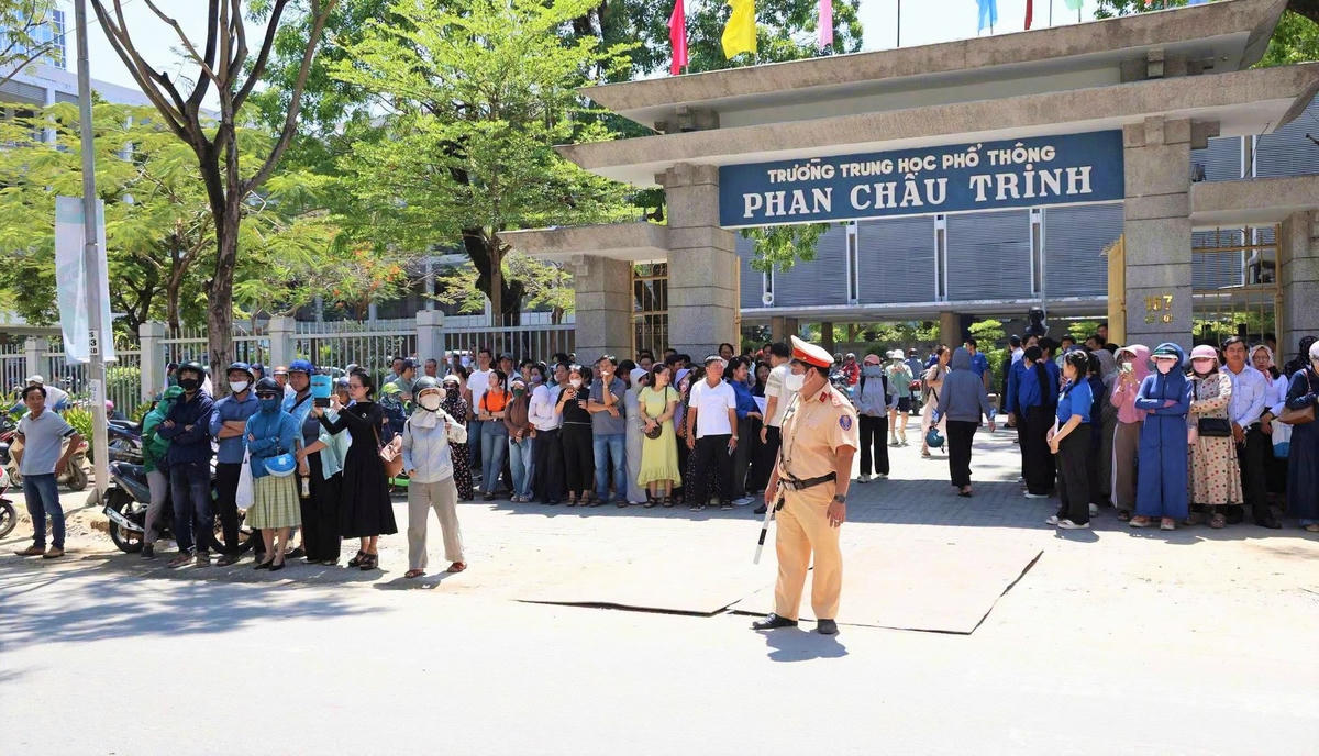 Lực lượng CSGT, Công an TP Đà Nẵng điều tiết giao thông tại điểm thi Trường THPT Phan Châu Trinh. Ảnh: CA.