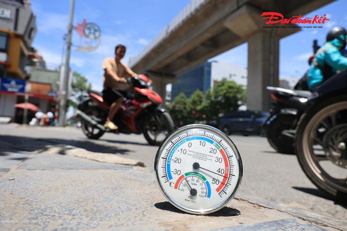 Hình ảnh nhiệt độ ngoài trời của Hà Nội lúc 11h30 ngày 24/5.