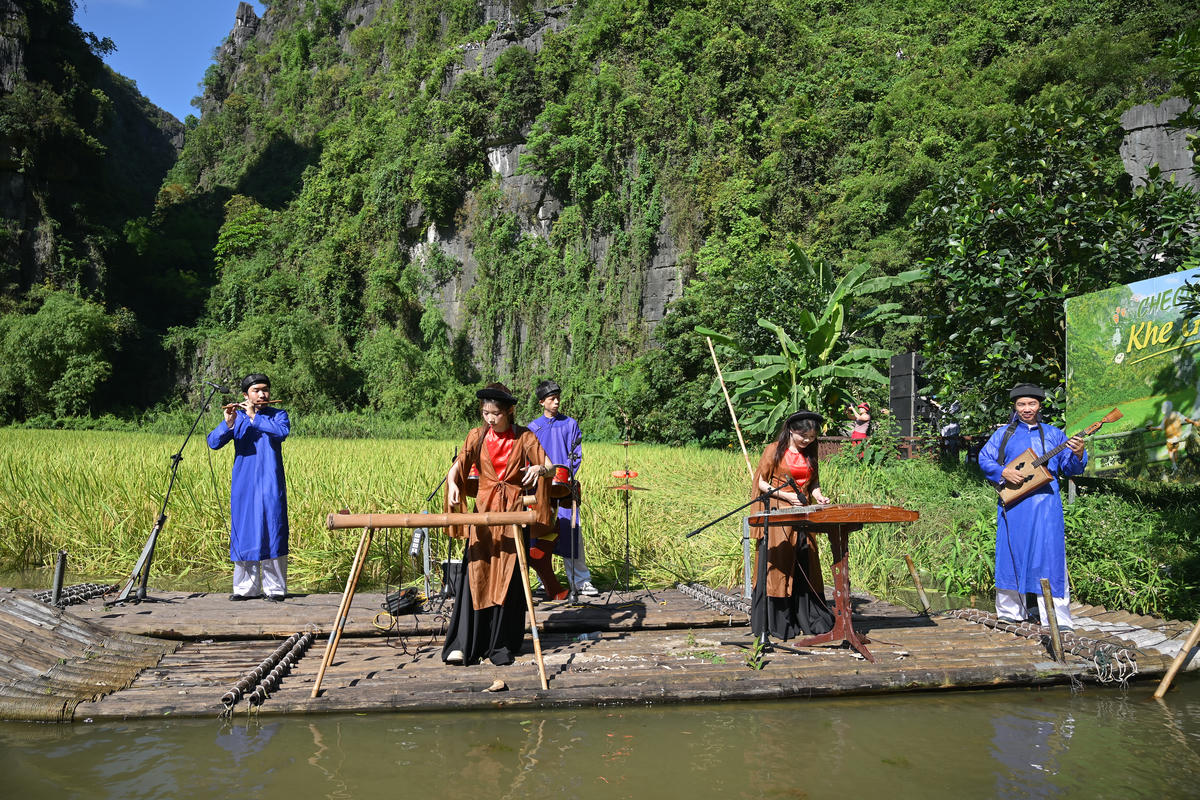 Ngoài ra, du khách còn được trải nghiệm hoạt động văn hoá đặc sắc như: Hát quan họ, hát then, hát xẩm, đàn bầu... Ảnh: Đình Minh