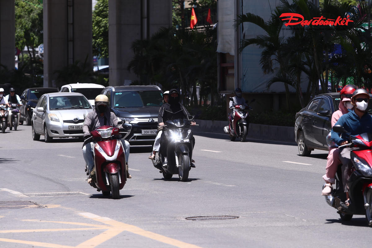 Hà Nội đỏ lửa dưới nắng gắt, người dân kín mít vật lộn giữa đường phố bỏng rát