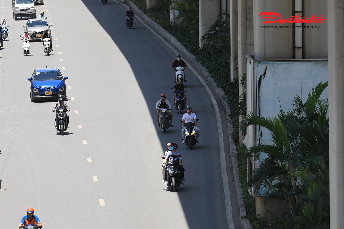 Hà Nội đỏ lửa dưới nắng gắt, người dân kín mít vật lộn giữa đường phố bỏng rát