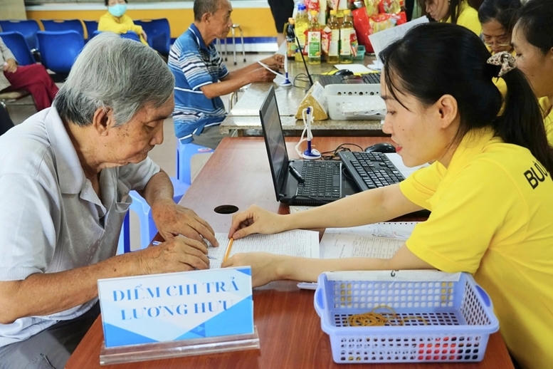 Trong khoảng 5 năm, “đáy” lương hưu đã tăng từ khoảng 2,3 triệu đồng lên 3,8 triệu đồng/tháng. 	Ảnh: Ngọc Yến.