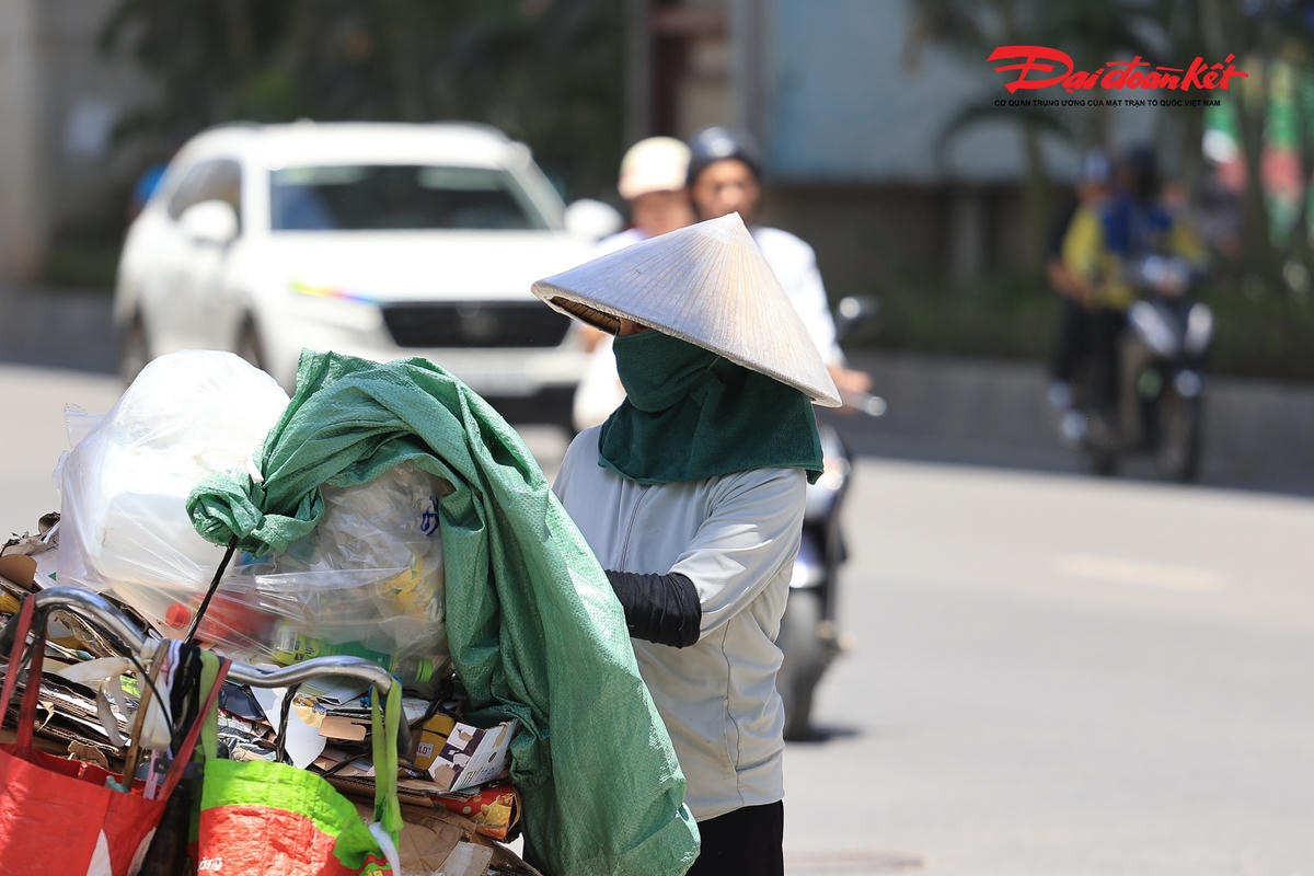 Hà Nội đỏ lửa dưới nắng gắt, người dân kín mít vật lộn giữa đường phố bỏng rát
