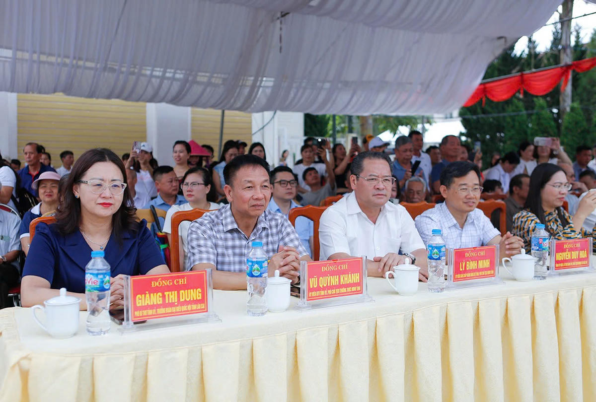 Tới dự giải đua có bà Giàng Thị Dung - Phó Bí thư Tỉnh ủy, Trưởng đoàn Đại biểu Quốc hội tỉnh Lào Cai; ông Vũ Quỳnh Khánh - Ủy viên Ban Thường vụ Tỉnh ủy, Phó Chủ tịch Thường trực HĐND tỉnh; ông Lý Bình Minh - Phó Chủ tịch HĐND tỉnh; cùng đại diện lãnh đạo một số sở, ngành của tỉnh... Ảnh: Tuấn Vũ.