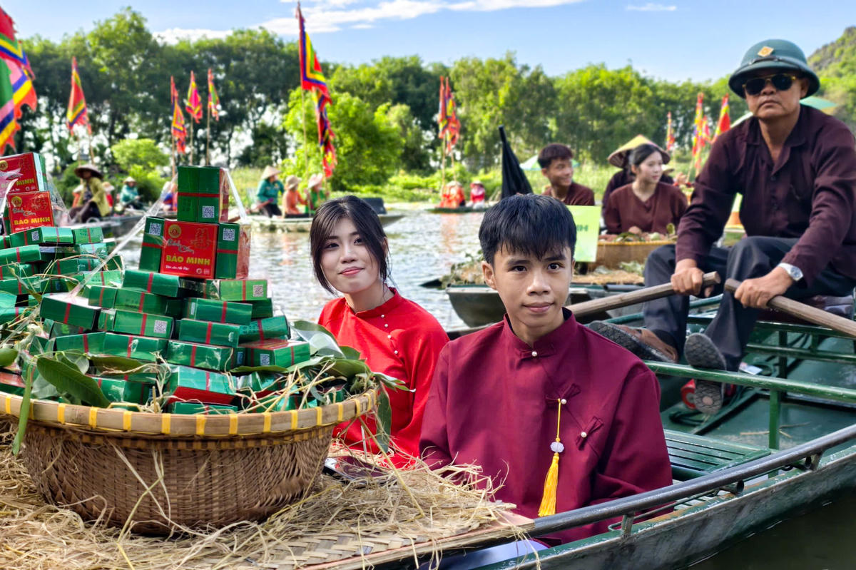 Tam Cốc rực rỡ sắc vàng mùa lễ hội 2026
