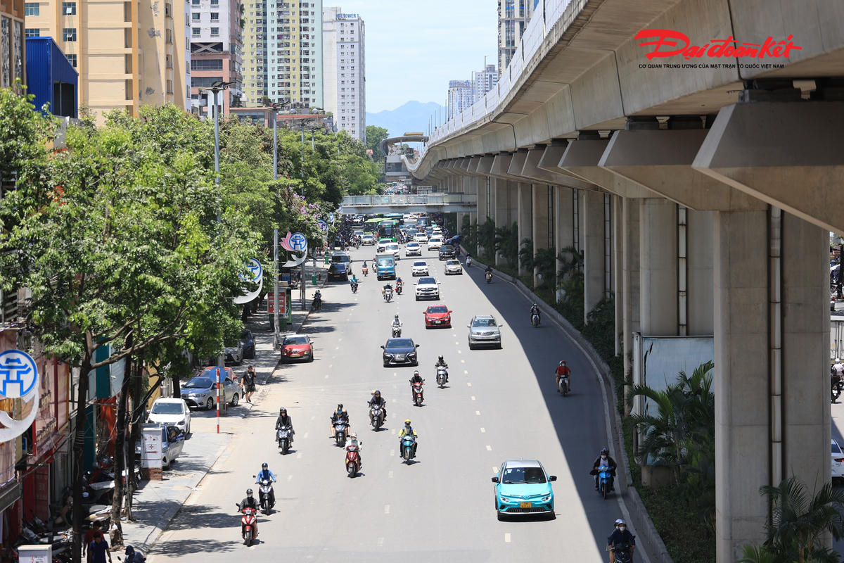 Ngày 24/5, theo ghi nhận của PV Báo Đại đoàn kết tại nhiều tuyến phố trung tâm như Nguyễn Trãi, Giải Phóng, Phạm Hùng, Tây Sơn hay Trường Chinh, mặt đường hắt lên hơi nóng bỏng rát khiến việc di chuyển trở nên khó khăn. Dưới ánh nắng gay gắt, dòng người trên đường ai cũng kín mít với áo chống nắng, khẩu trang, kính râm và găng tay để hạn chế tác động của thời tiết.