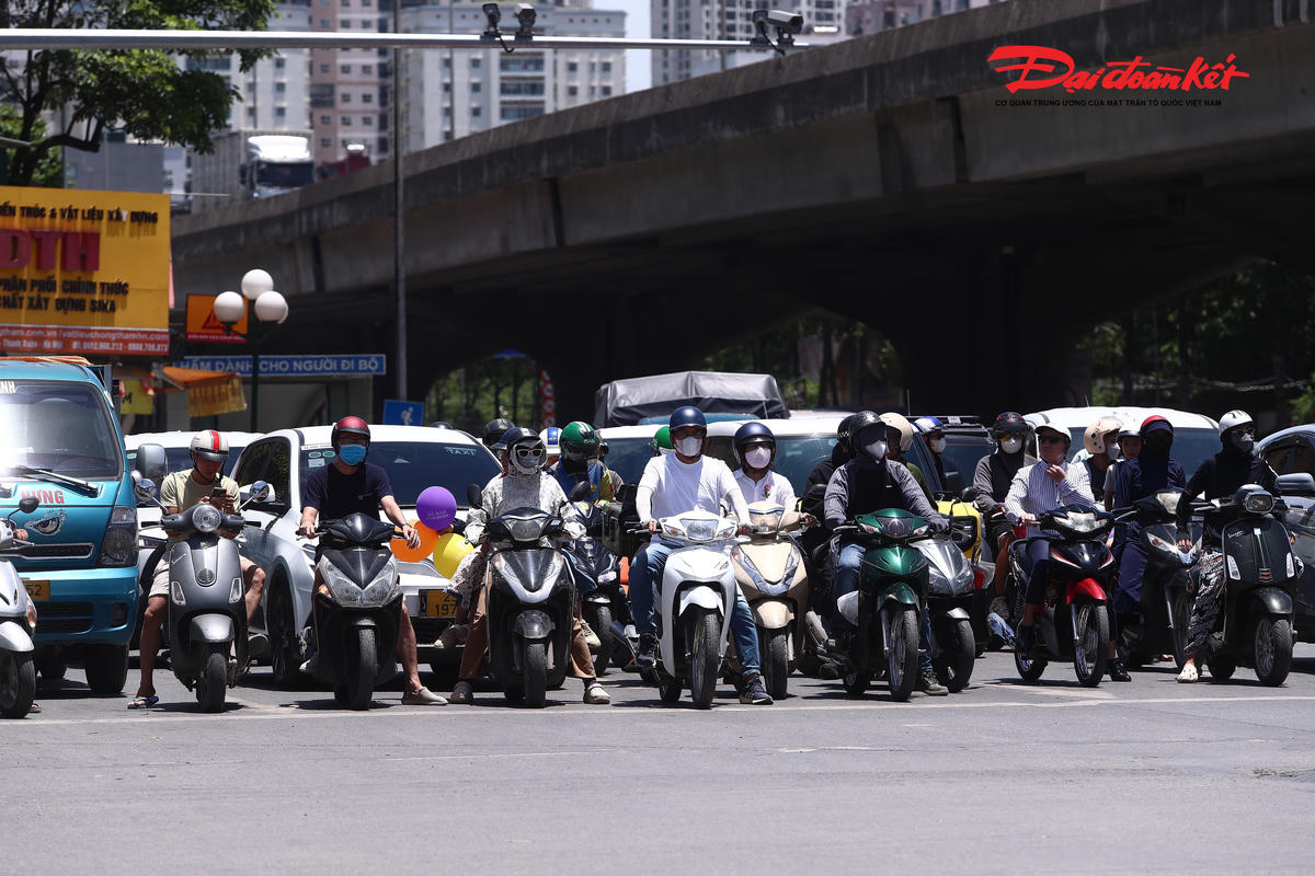 “Nhiệt độ ngoài trời rất cao, dừng đèn đỏ vài phút là cảm giác hơi nóng phả lên mặt rất khó chịu”, anh Hùng chia sẻ.