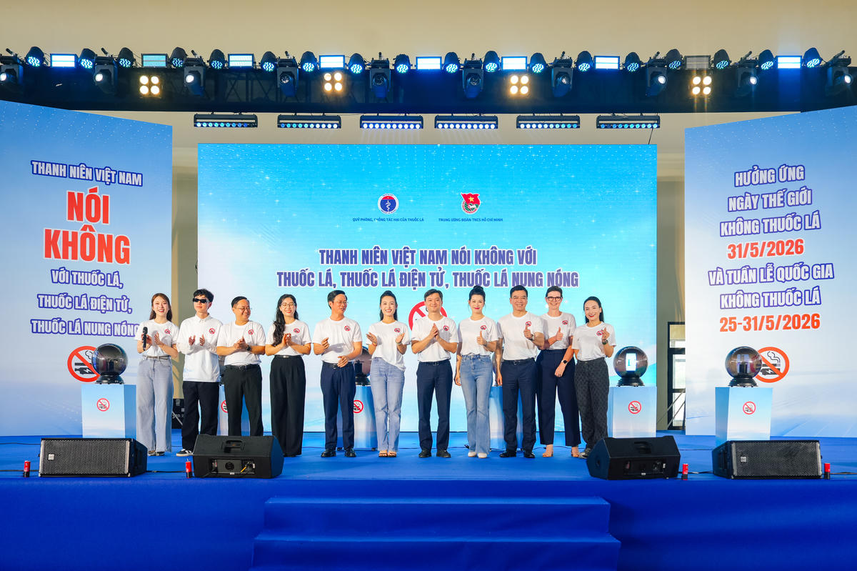Các đại biểu chụp ảnh giao lưu tại Lễ Mít tinh. Ảnh: PV