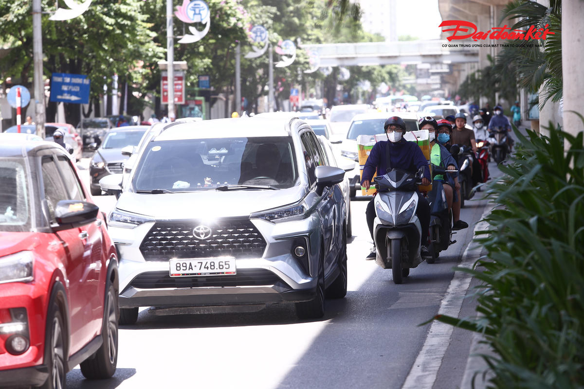 Hà Nội đỏ lửa dưới nắng gắt, người dân kín mít vật lộn giữa đường phố bỏng rát