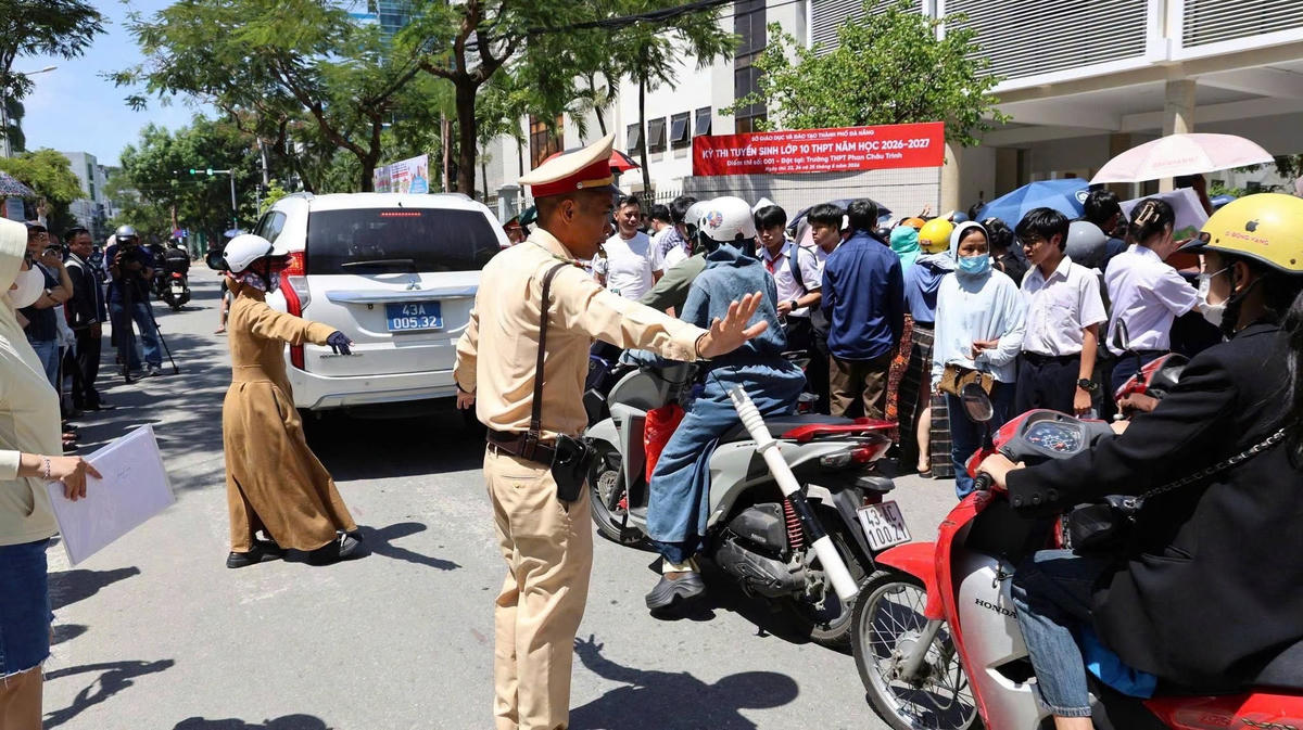 Lực lượng CSGT, Công an TP Đà Nẵng phân luồng, điều tiết giao thông tại điểm thi. Ảnh: CA.