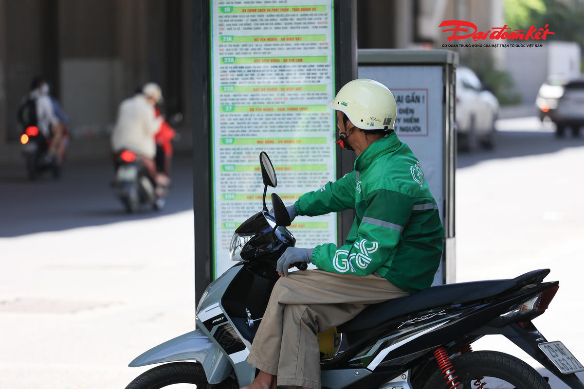 Hà Nội đỏ lửa dưới nắng gắt, người dân kín mít vật lộn giữa đường phố bỏng rát