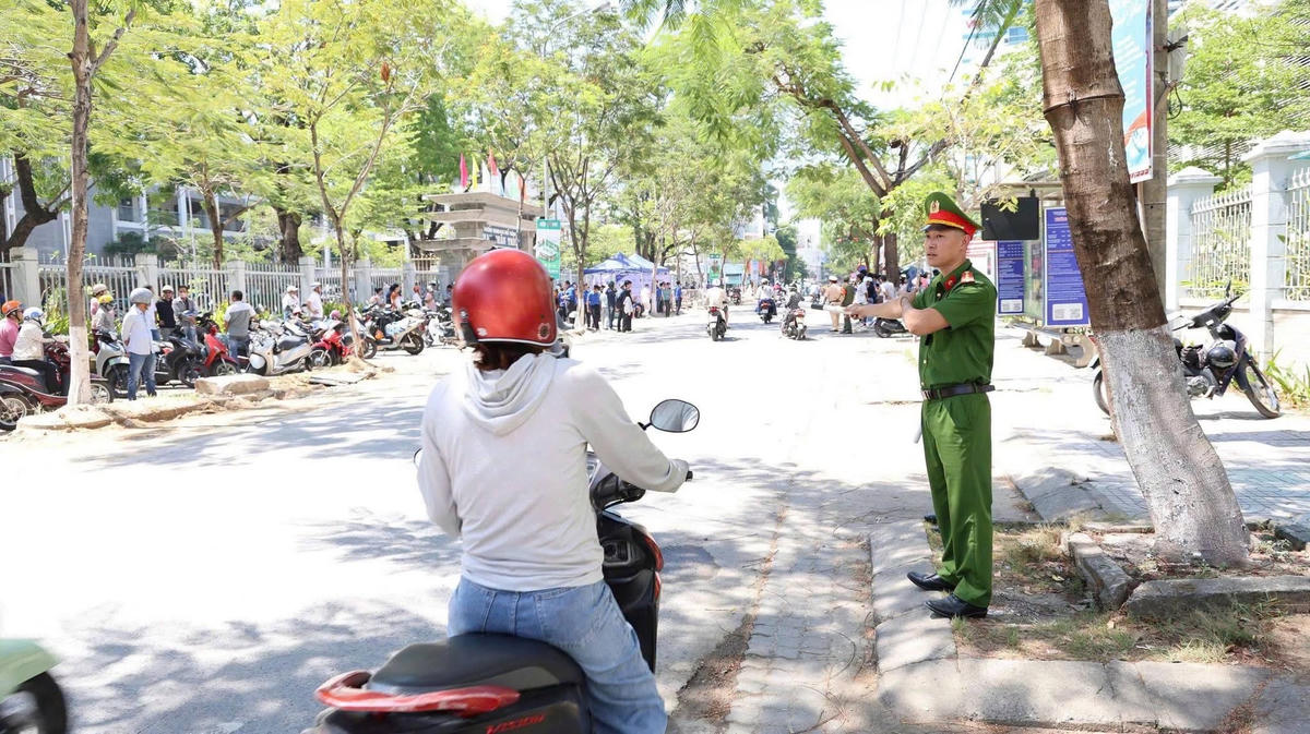 Lực lượng Công an hướng dẫn phụ huynh dừng xe đúng nơi quy định. Ảnh: CA.