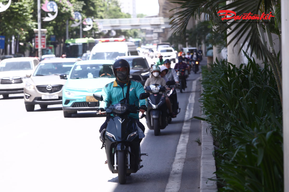 Hà Nội đỏ lửa dưới nắng gắt, người dân kín mít vật lộn giữa đường phố bỏng rát