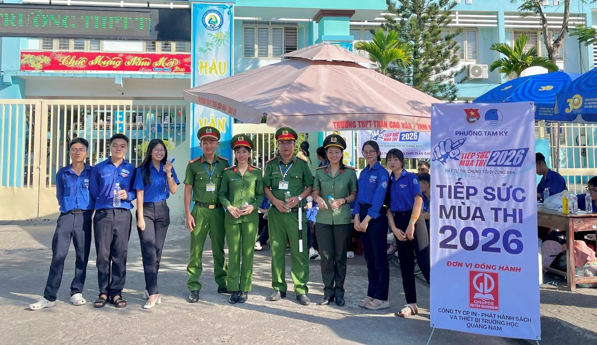 Lực lượng Công an phường Tam Kỳ cùng tình nguyện viên tiếp sức thí sinh dự thi kỳ lớp 10 THPT năm 2026-2027. Ảnh: TT.
