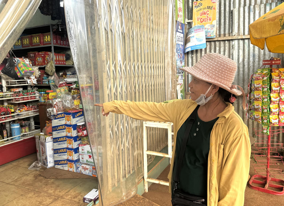 Chị Nguyễn Thị Hoa Huệ (50 tuổi, trú phường Thống Nhất) cho biết việc thi công gây ảnh hưởng nhiều đến việc mua bán và sinh hoạt của gia đình. (ảnh Đình Sang)