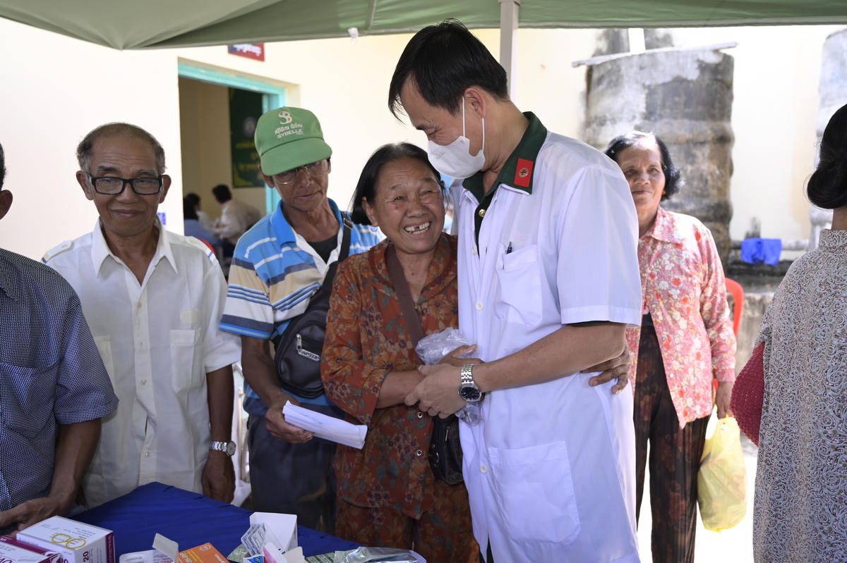 Y, bác sĩ bệnh xá Bộ CHQS tỉnh An Giang và người dân tỉnh&nbsp;Takeo, Vương quốc Campuchia. Ảnh: Phương Vũ