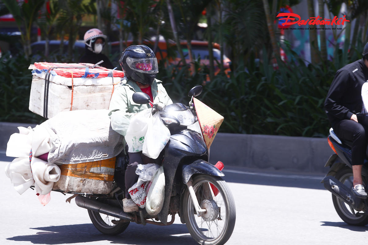 Hà Nội đỏ lửa dưới nắng gắt, người dân kín mít vật lộn giữa đường phố bỏng rát