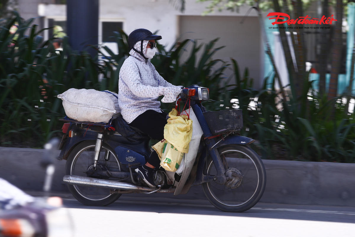 Hà Nội đỏ lửa dưới nắng gắt, người dân kín mít vật lộn giữa đường phố bỏng rát