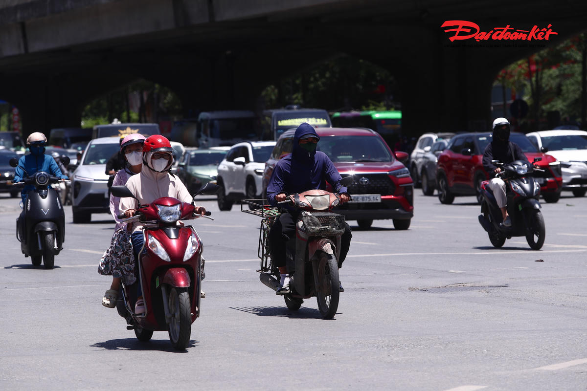 Hà Nội đỏ lửa dưới nắng gắt, người dân kín mít vật lộn giữa đường phố bỏng rát