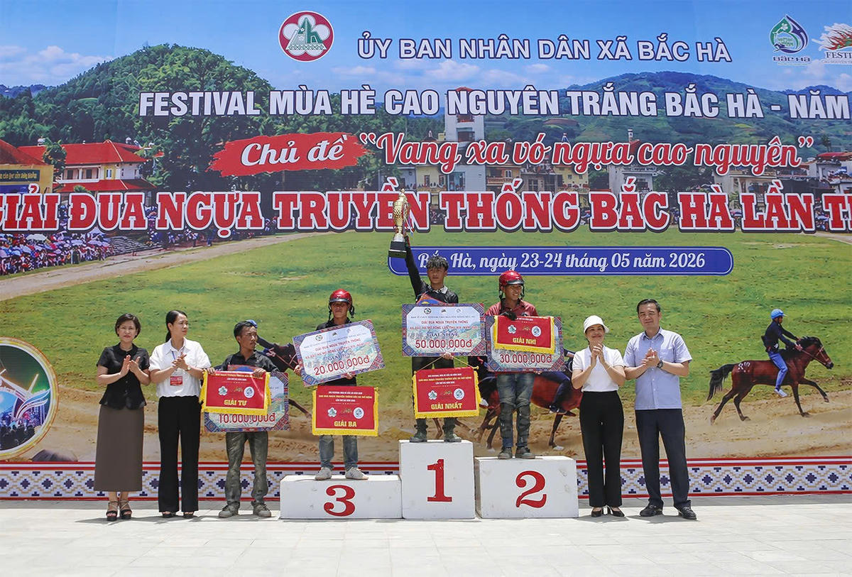 Kết thúc giải đấu, chức vô địch thuộc về nài ngựa Giàng A Thương, xã Y Tý. Giải Nhì thuộc về nài ngựa Lù Văn Dương, thôn Na Áng, xã Bắc Hà; giải Ba thuộc về nài ngựa Tráng A Giờ, xã Y Tý; giải Khuyến khích thuộc về nài ngựa Giàng Seo Vư, thôn Sân Bay, xã Bắc Hà. Ảnh: Tuấn Vũ.