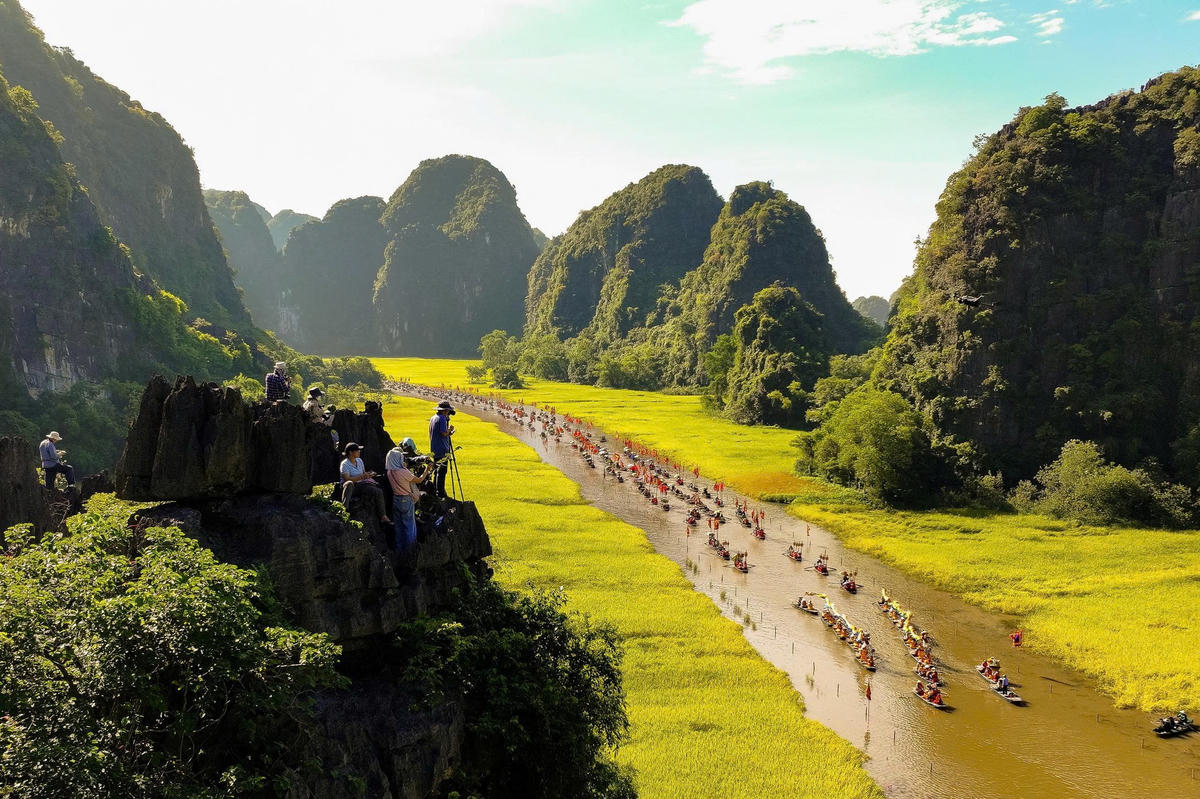 Sáng 24/5, lễ hội sắc vàng Tam Cốc - Tràng An đã diễn ra tại khu du lịch Tam Cốc - Bích Động, thu hút hàng nghìn du khách, người dân tham dự. Ảnh: Đình Minh