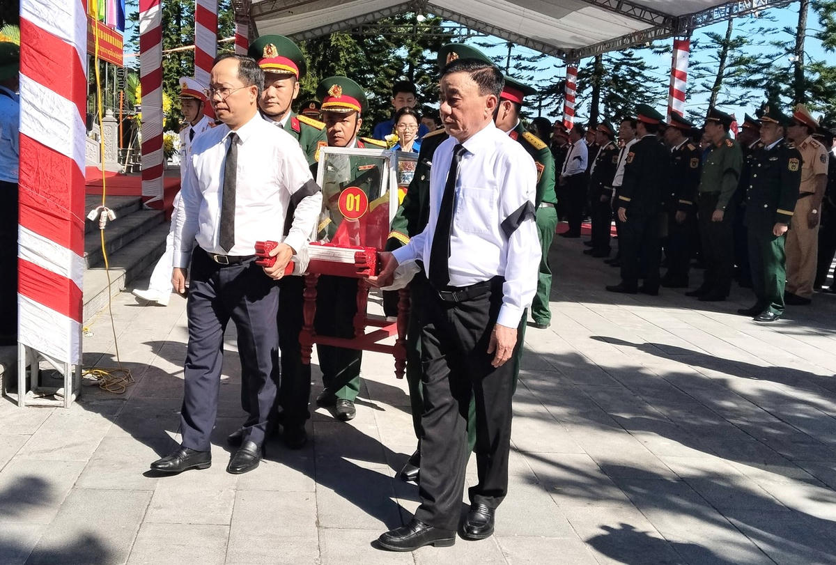 Thường trực Ban Bí thư Trần Cẩm Tú và Bí thư Tỉnh ủy Hà Tĩnh Nguyễn Duy Lâm chung tay di chuyển hài cốt liệt sĩ về vị trí an táng. Ảnh: TM.