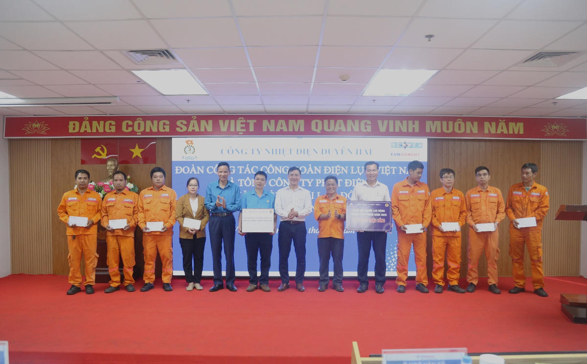 Công đoàn Tổng công ty Phát điện 1 trao quà hỗ trợ cho Công ty và người lao động nhân Tháng Công nhân năm 2026.