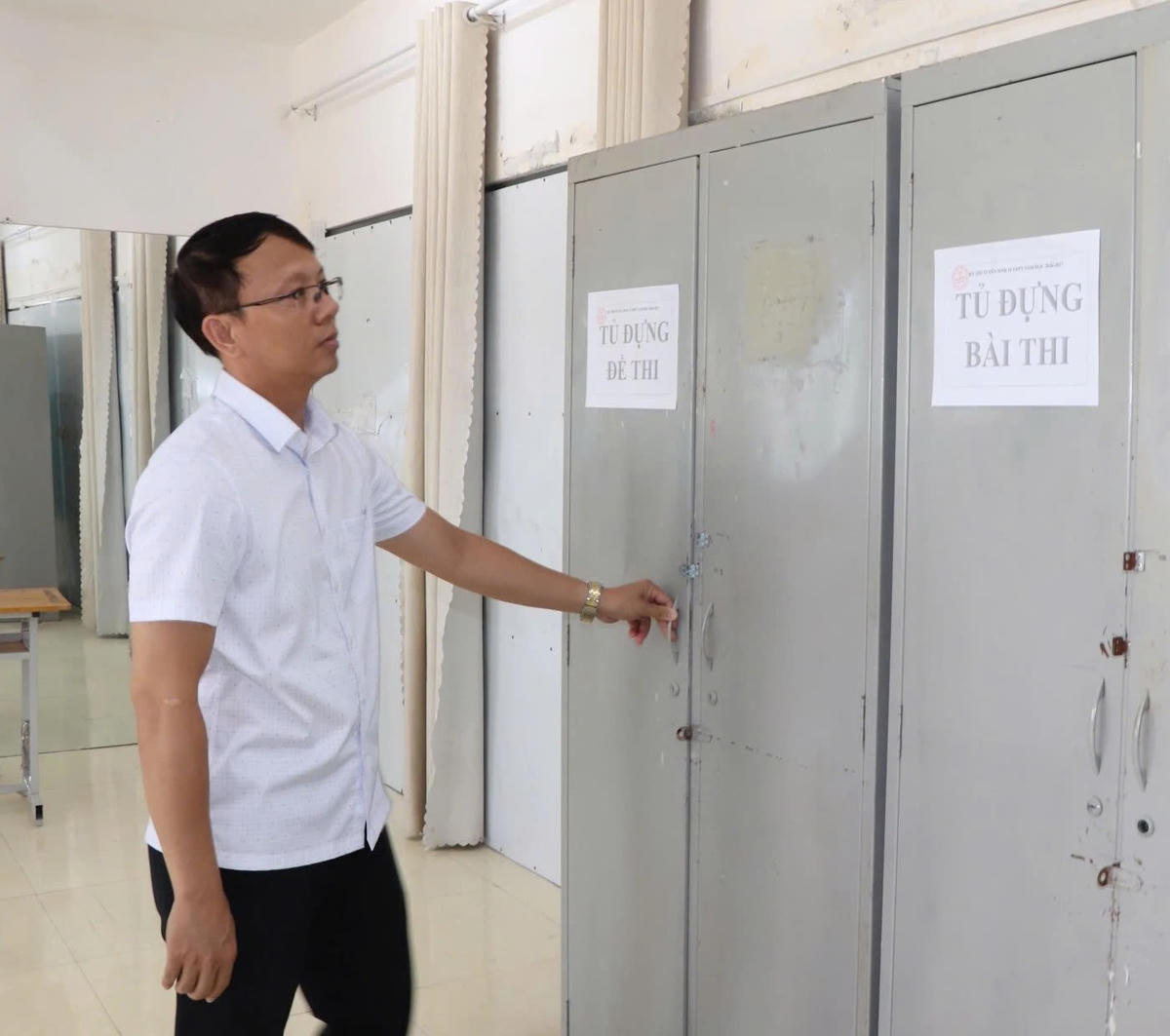 Ông Nguyễn Thanh Hà, Phó Chủ tịch UBND tỉnh Khánh Hòa, kiểm tra phòng chứa tủ đựng đề thi, bài thi tại điểm thi Trường THPT Phạm Văn Đồng, phường Nha Trang.
