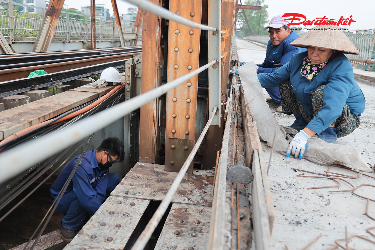 Nắng nóng gần 40 độ, công nhân gấp rút hoàn thiện cầu Long Biên trước ngày thông xe